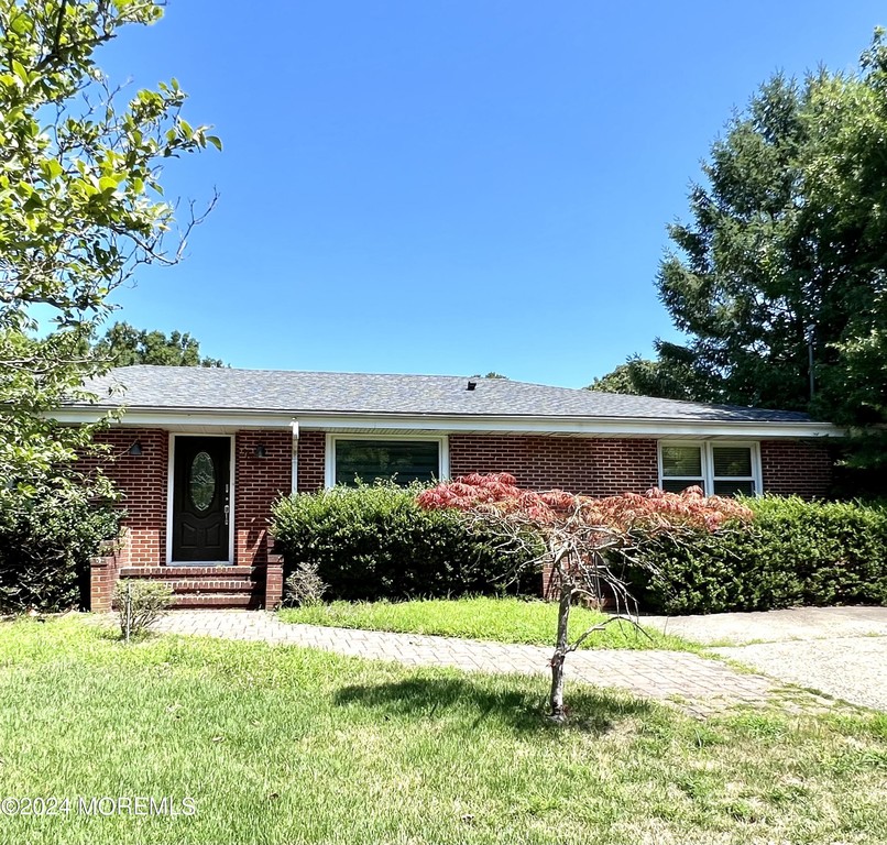 Fabulous 3 bedroom, 2.5 bath ranch in Oakhurst!! This house is - Beach Home for sale in Oakhurst, New Jersey on Beachhouse.com