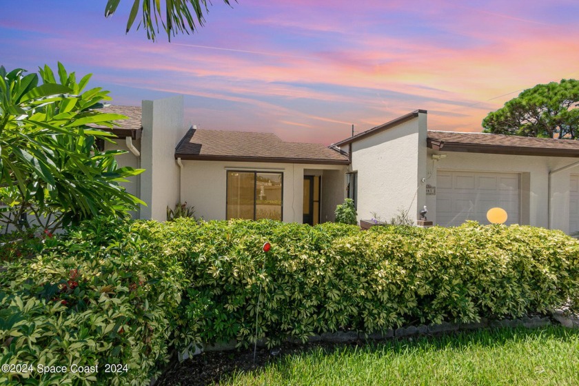 Lovely 2 bedroom 2 bath townhome that has vaulted ceiling, an - Beach Townhome/Townhouse for sale in Indian Harbour Beach, Florida on Beachhouse.com