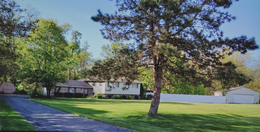 An ideal, peaceful 1-acre home on a wooded cul-de-sac! Only 8 - Beach Home for sale in Chesterton, Indiana on Beachhouse.com