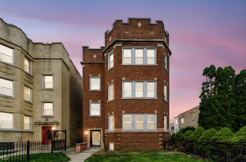 Welcome to 7824 S. Euclid Ave, a beautifully updated jumbo - Beach Home for sale in Chicago, Illinois on Beachhouse.com