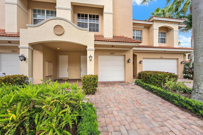 Welcome to this spacious townhome in the gated community of - Beach Townhome/Townhouse for sale in Palm Beach Gardens, Florida on Beachhouse.com
