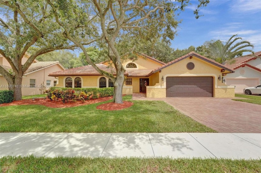 Welcome to Oak Knoll Estates where your dream home awaits! This - Beach Home for sale in Davie, Florida on Beachhouse.com