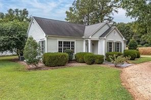 Charming New Listing on King Carter Drive, Irvington. Just a - Beach Home for sale in Irvington, Virginia on Beachhouse.com