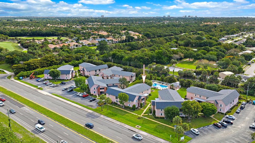 Fully renovated ground-floor condo overlooking the pool in a - Beach Condo for sale in Palm Beach Gardens, Florida on Beachhouse.com