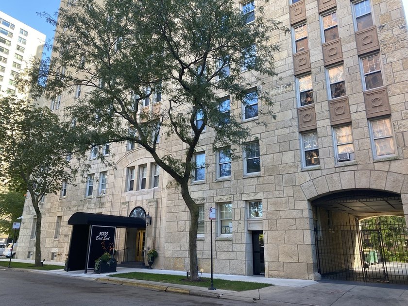 Spacious 1600 sq ft 2-bedroom, 2 full bath residence with lake - Beach Condo for sale in Chicago, Illinois on Beachhouse.com