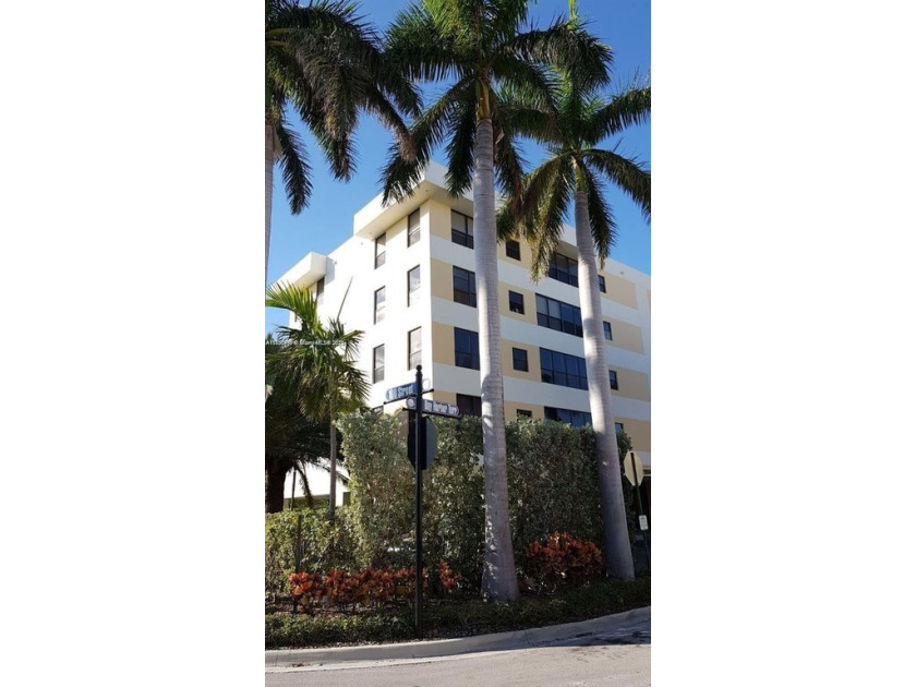 Beautiful and freshly painted 1 bedroom and 1.5 bathroom condo - Beach Condo for sale in Bay Harbor Islands, Florida on Beachhouse.com