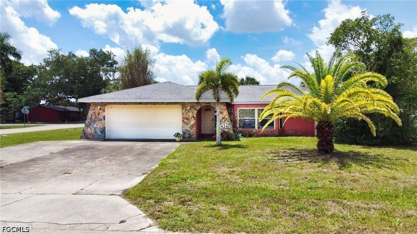 Welcome to 4240 Riverview Rd, a spacious pool home full of - Beach Home for sale in Fort Myers, Florida on Beachhouse.com