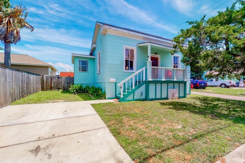Come see this charming 2 bedroom 1 bath home. Just a short - Beach Home for sale in Galveston, Texas on Beachhouse.com
