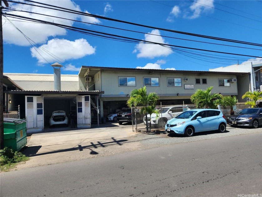 Perfect opportunity for an automotive use. Fenced lot with - Beach Commercial for sale in Honolulu, Hawaii on Beachhouse.com