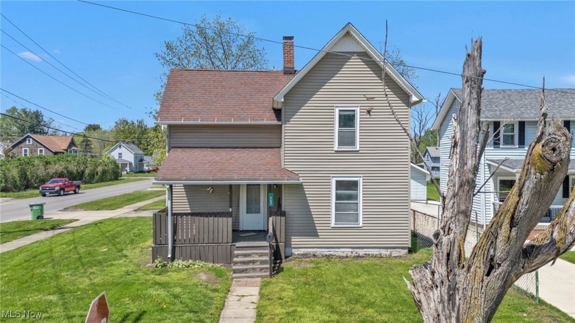 Welcome to this delightful 3-bedroom, 1.5-bath colonial with - Beach Home for sale in Conneaut, Ohio on Beachhouse.com
