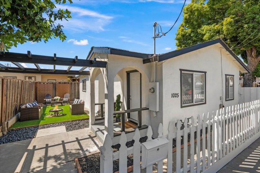 This charming home offers 4 bedrooms and 2 bathrooms, PLUS a - Beach Home for sale in San Jose, California on Beachhouse.com