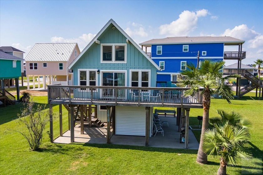 Best of both worlds with a 10-minute walk to the beach and an - Beach Home for sale in Galveston, Texas on Beachhouse.com