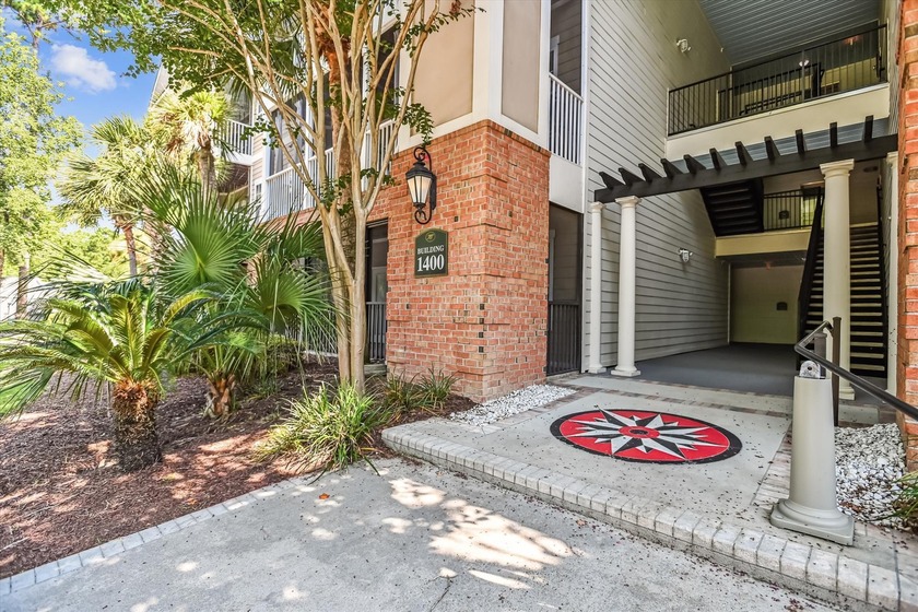 FRESHLY PAINTED interior in this move-in ready two bedroom, two - Beach Condo for sale in Mount Pleasant, South Carolina on Beachhouse.com