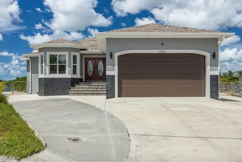 This beautiful 3 Bed 3 & 1/2 Bath riverfront pool home is truly - Beach Home for sale in Fort Myers, Florida on Beachhouse.com