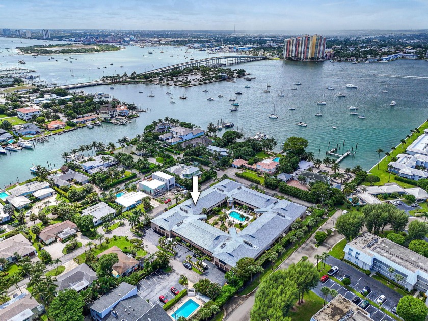 Beautifully renovated 3-bedroom, 3-bath residence offering 2,100 - Beach Condo for sale in Singer Island, Florida on Beachhouse.com