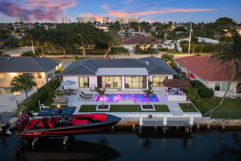80 ft of prime waterfront with dock, 17,000 lb boat lift - Beach Home for sale in Fort Lauderdale, Florida on Beachhouse.com