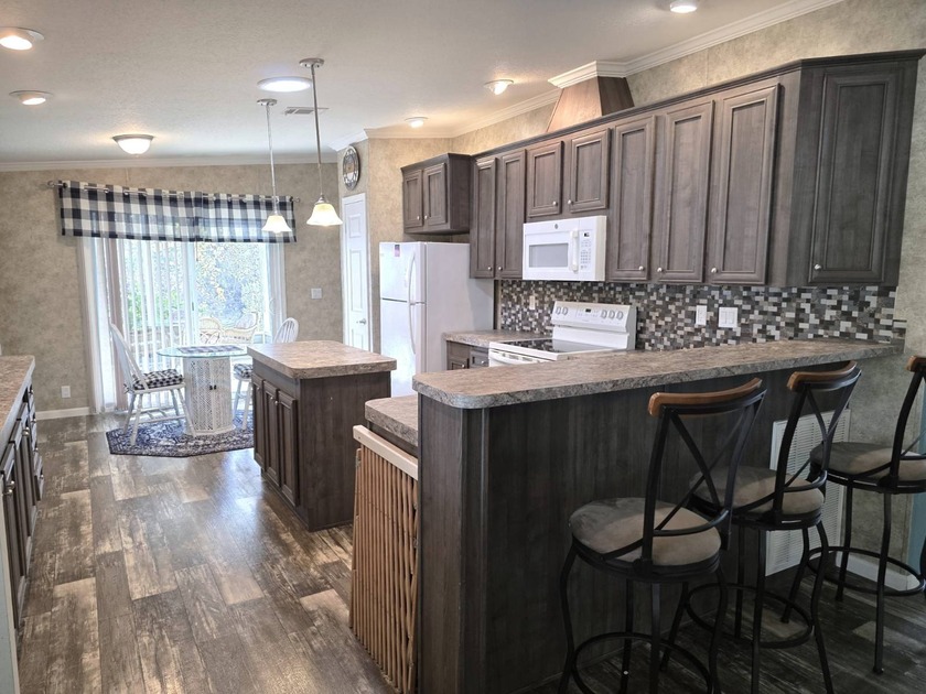 THIS HOME IS ON LEASED LAND WITH A MONTHLY LOT OF $435 AND THAT - Beach Home for sale in Homosassa, Florida on Beachhouse.com