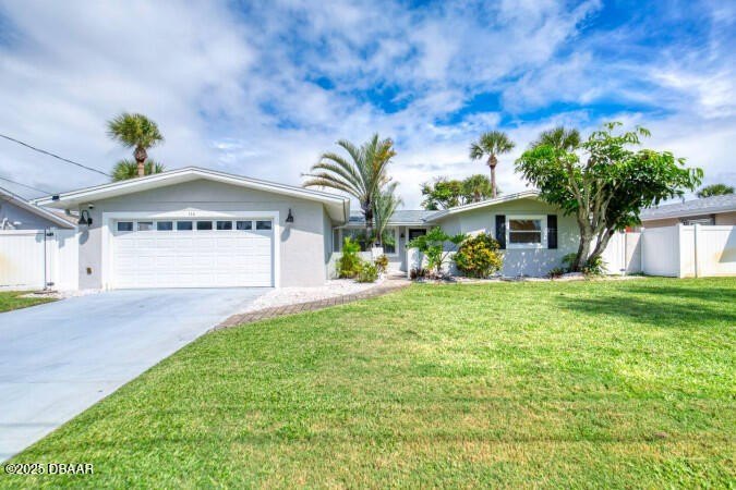 Beautifully maintained home perfect as a full-time Florida - Beach Home for sale in South Daytona, Florida on Beachhouse.com