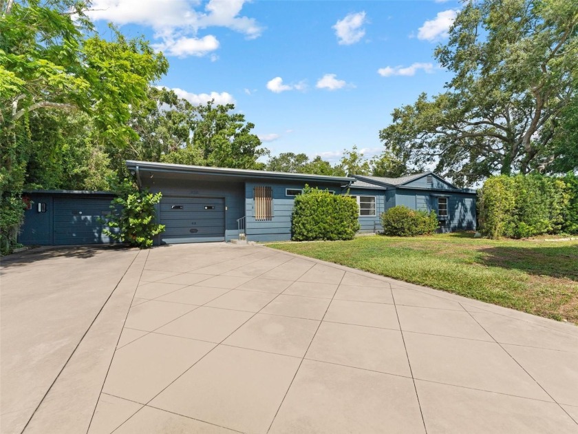 Spacious and versatile St. Petersburg home with rare 6-car - Beach Home for sale in St. Petersburg, Florida on Beachhouse.com