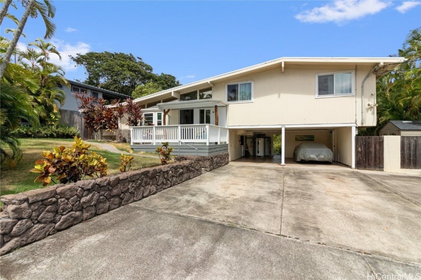 Great opportunity to own this spacious 3,498sf multigenerational - Beach Home for sale in Kailua, Hawaii on Beachhouse.com