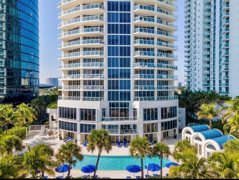 Beautiful 2 bedrooms, 2.5 bathrooms plus den, Marble floors - Beach Condo for sale in Sunny Isles Beach, Florida on Beachhouse.com