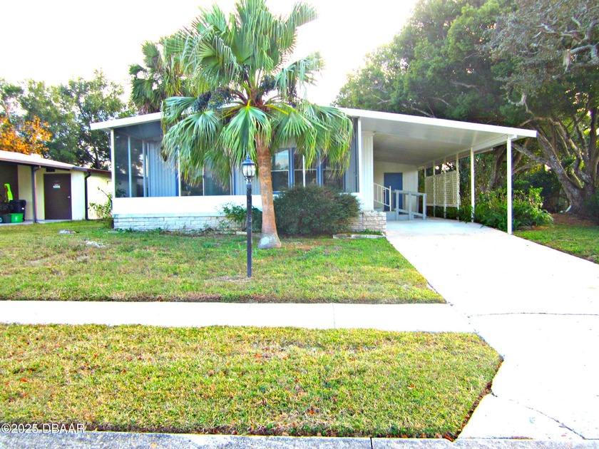 Well-priced home in desireable Laurelwood Estates - A charming - Beach Home for sale in Port Orange, Florida on Beachhouse.com