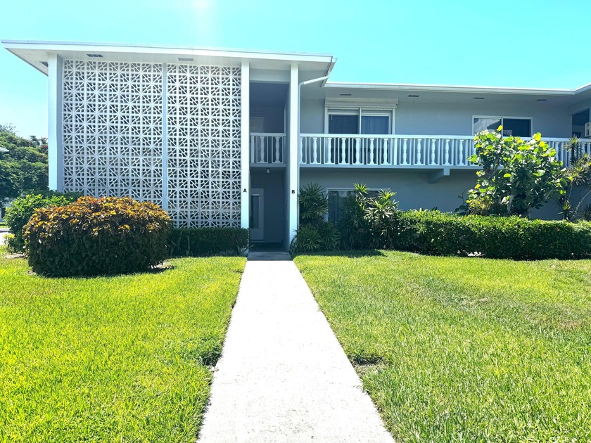 SPACIOUS, CORNER, VACANT UNIT, 7-MINUTES BY CAR FROM THE BEACH - Beach Condo for sale in Boynton Beach, Florida on Beachhouse.com