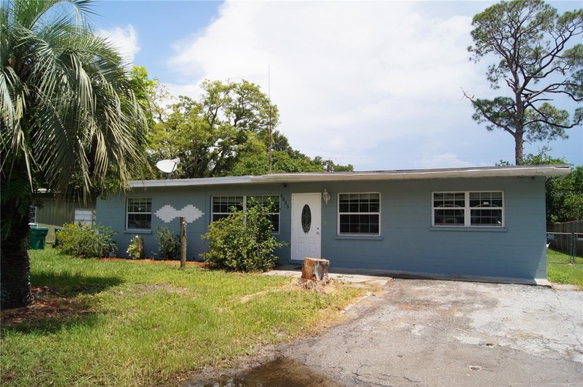 Sunshine and rest await you at your new Florida Home.  This 4/1 - Beach Home for sale in Bradenton, Florida on Beachhouse.com