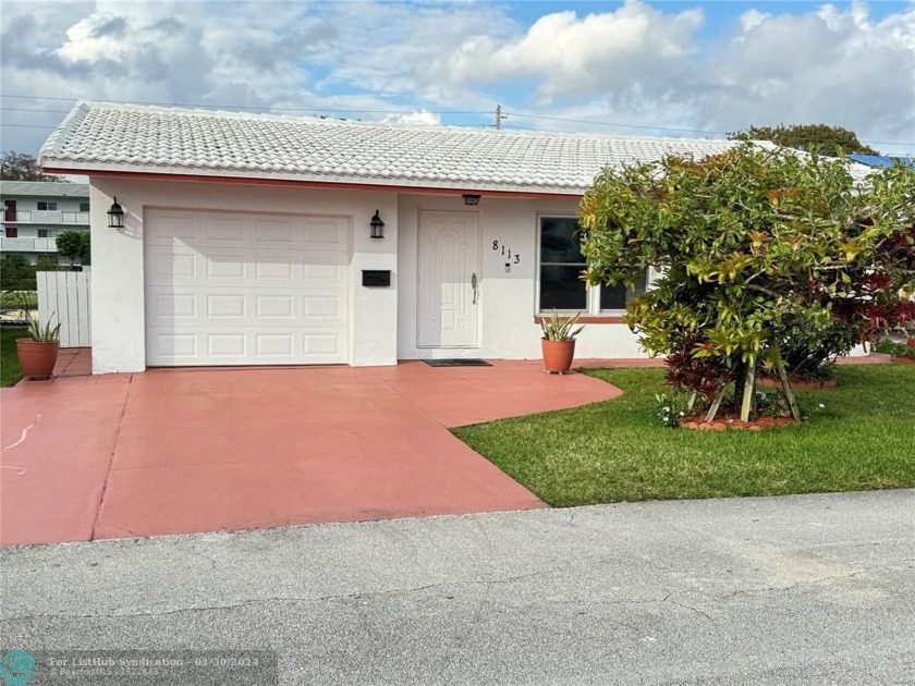 Beautiful WATER view! 55+ community with a gorgeous wide water - Beach Home for sale in Tamarac, Florida on Beachhouse.com