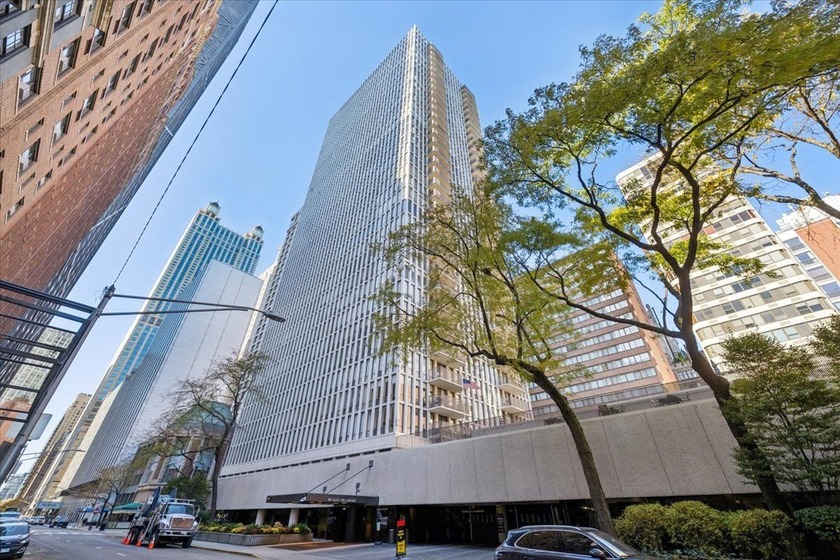 Exquisite 2-bedroom + Den, 2 bath, high-floor condo with - Beach Condo for sale in Chicago, Illinois on Beachhouse.com