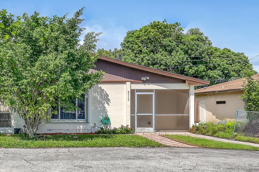 This beautifully remodeled 2-bedroom, 2-bath villa is nestled in - Beach Condo for sale in West Palm Beach, Florida on Beachhouse.com