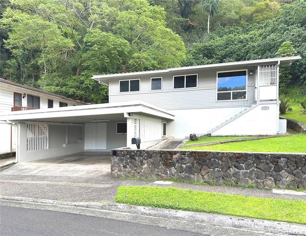 Fee simple detached home in beautiful setting.  Parking on both - Beach Home for sale in Honolulu, Hawaii on Beachhouse.com