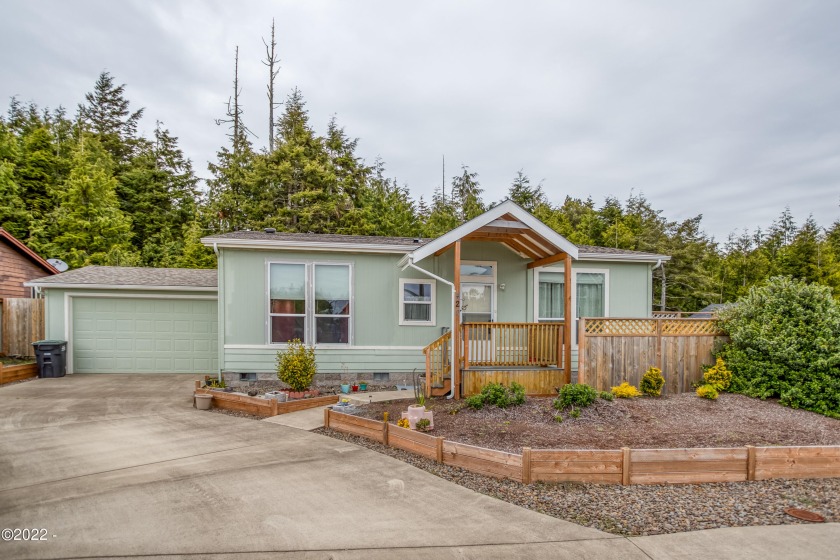 Beautiful, bright and cheerful 2 bedroom & 1 1/2 bath home with - Beach Home for sale in Waldport, Oregon on Beachhouse.com