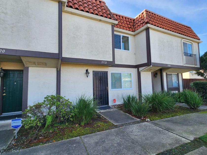Move in condition Time to settle down with your new home! 2B/1 - Beach Townhome/Townhouse for sale in San Leandro, California on Beachhouse.com