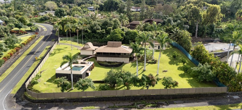 Prime Kona location, this one of a kind property is located in - Beach Home for sale in Kailua Kona, Hawaii on Beachhouse.com