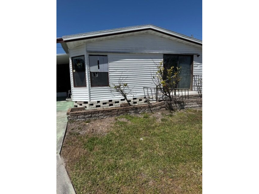 Charming 1988 Skyline Double-Wide featuring a full carport - Beach Home for sale in Ellenton, Florida on Beachhouse.com