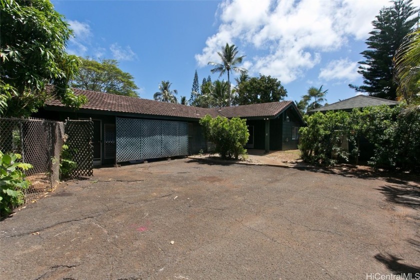 This property is a TRUE FIXER with an unbeatable location! - Beach Home for sale in Kailua, Hawaii on Beachhouse.com