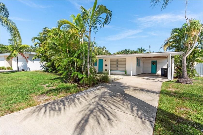 Conveniently located and tastefully decorated South Gate home - Beach Home for sale in Sarasota, Florida on Beachhouse.com