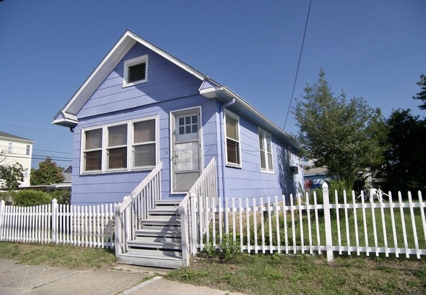 YOU'VE FINALLY FOUND YOUR BEACH COTTAGE!  This charming and cute - Beach Home for sale in Wildwood, New Jersey on Beachhouse.com