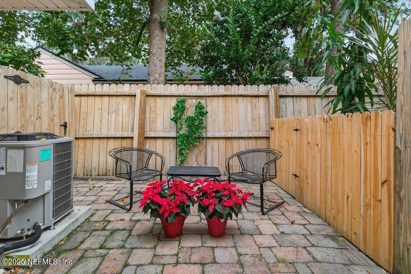 Located in desirable Old Ortega, this beautifully updated Ortega - Beach Condo for sale in Jacksonville, Florida on Beachhouse.com