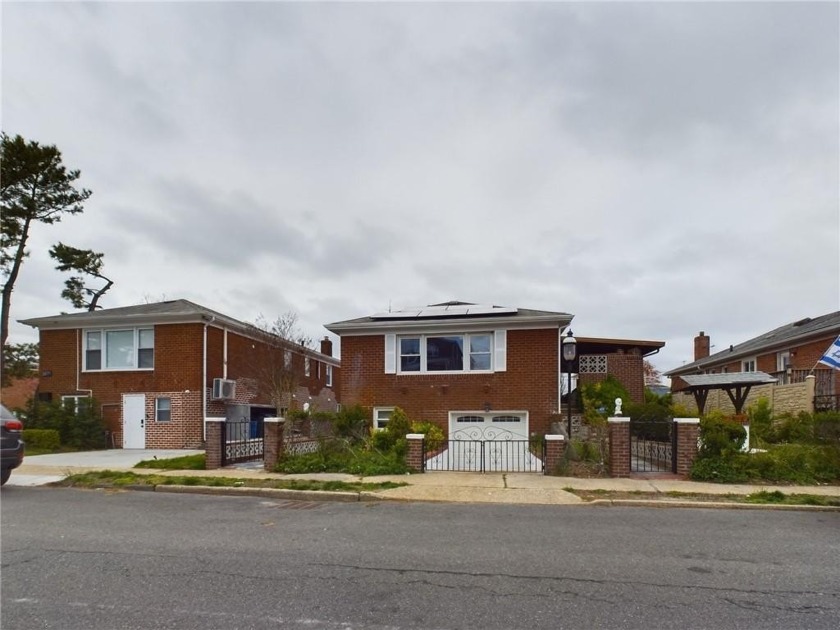 Experience comfortable living in Seagate's secure, gated - Beach Home for sale in Brooklyn, New York on Beachhouse.com