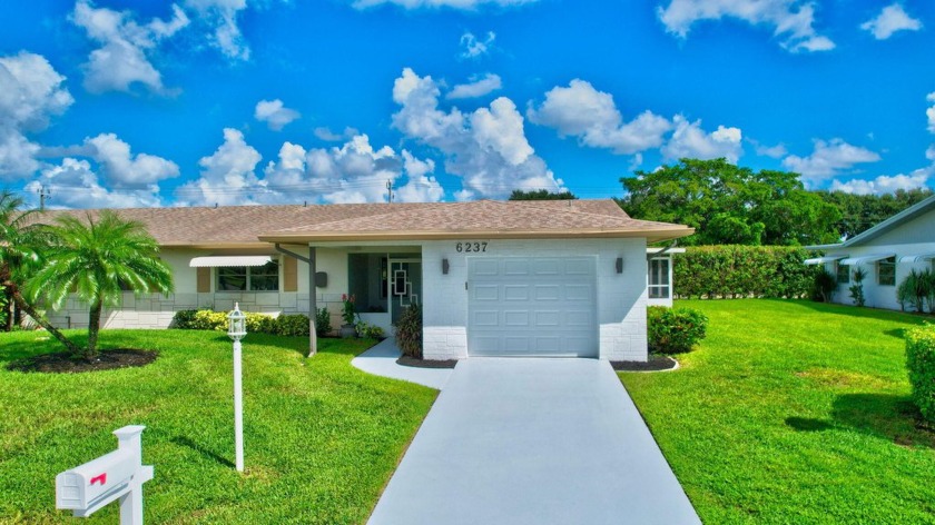 Move right in to this immaculate spacious 2 bedroom 2 bath 1 car - Beach Home for sale in Delray Beach, Florida on Beachhouse.com