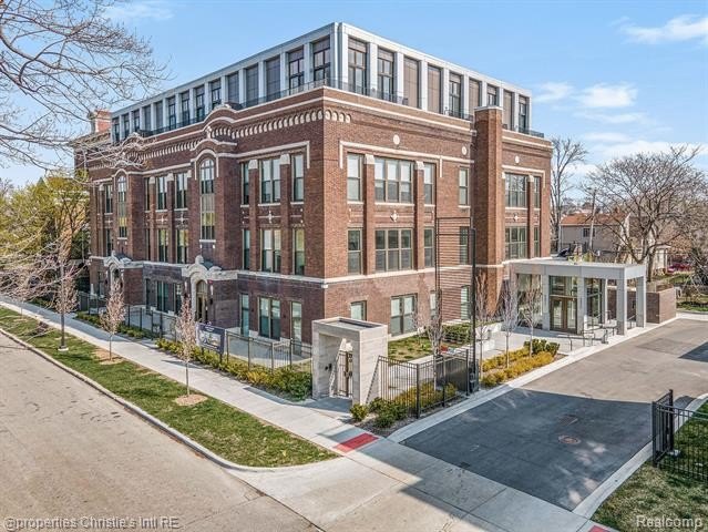 Enjoy luxury in the Greater Villages at a very attractive price! - Beach Condo for sale in Detroit, Michigan on Beachhouse.com