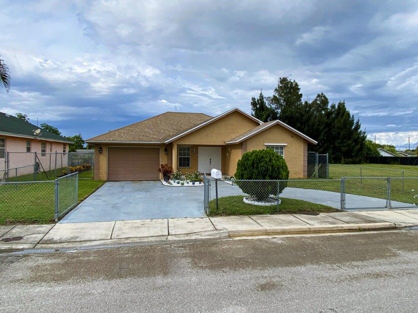 Charming 4-Bedroom Home in Riviera Beach - Fully Renovated & - Beach Home for sale in Riviera Beach, Florida on Beachhouse.com