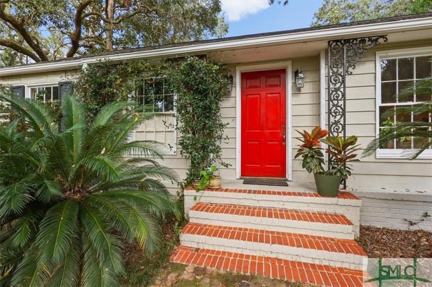 Darling, move-in-ready 3 BR/2 BA traditional-style home ideally - Beach Home for sale in Savannah, Georgia on Beachhouse.com