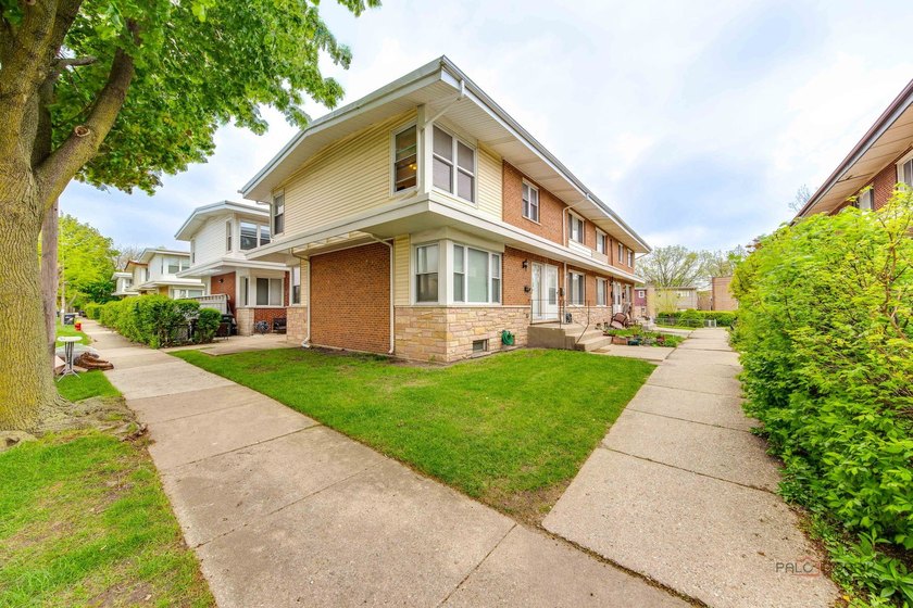 Spacious two-story townhome in a prime Skokie location with NO - Beach Townhome/Townhouse for sale in Skokie, Illinois on Beachhouse.com