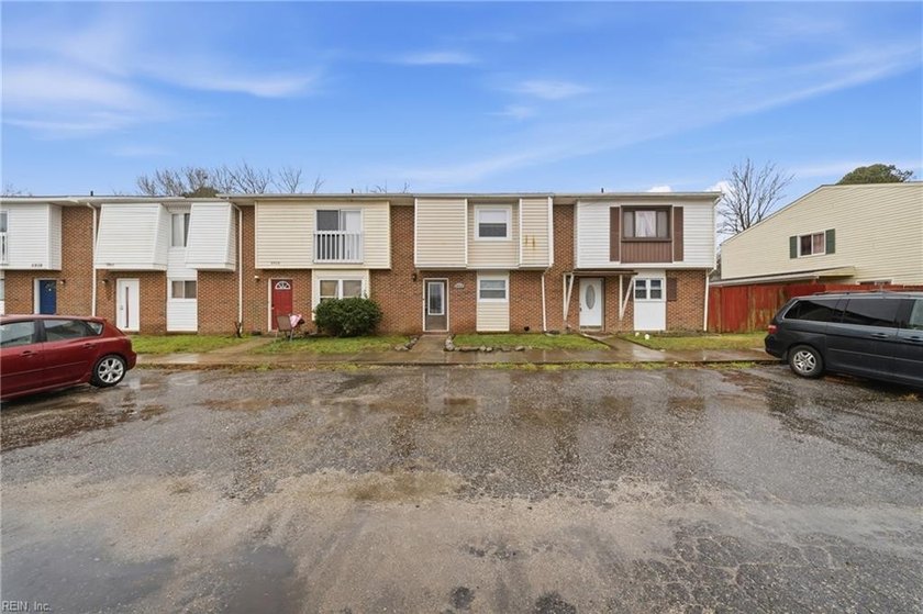 Well-maintained townhome in the heart of Virginia Beach offering - Beach Townhome/Townhouse for sale in Virginia Beach, Virginia on Beachhouse.com