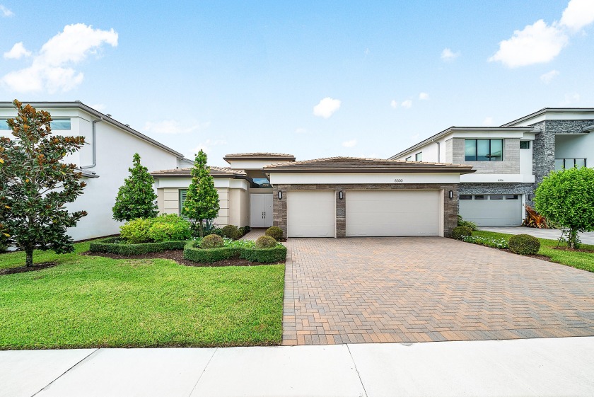 Exquisite single-family estate with 3 bedrooms + office, 3.5 - Beach Home for sale in Boca Raton, Florida on Beachhouse.com