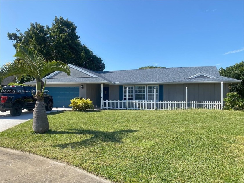 Very nice 3bd/2bth/2 car garage home. Pool. Screened in back - Beach Home for sale in Wellington, Florida on Beachhouse.com