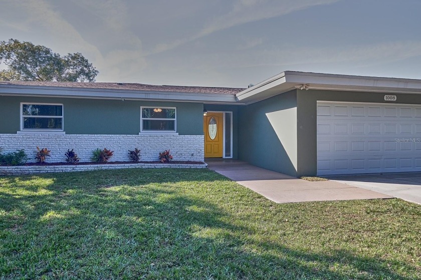 READY TO SELL! MOVE IN READY! FURNISHED! NEW POOL EQUIPMENT! - Beach Home for sale in Clearwater, Florida on Beachhouse.com